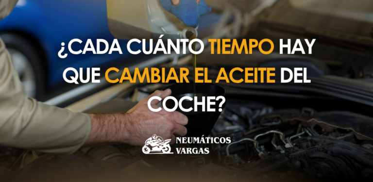Mecánico realizando un cambio de aceite en el motor de un vehículo en Neumáticos Vargas, taller especializado en Málaga.